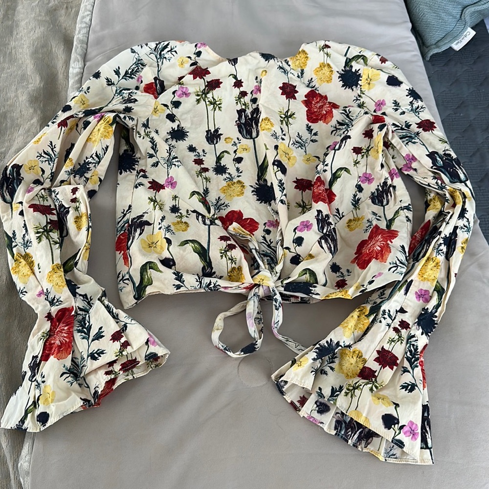 H&M blouse with bell sleeve and tie across the mid drift. Wild flower print